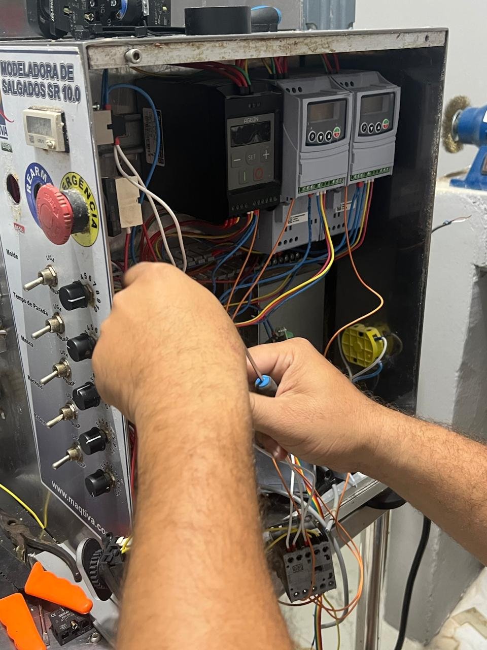 Técnico RIOMAQ fazendo manutenção elétrica em modeladora de salgados