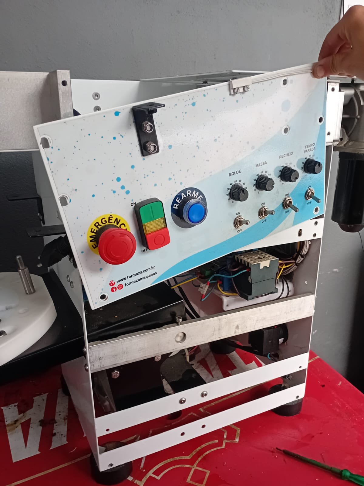 Painel de comando de máquina de salgados sendo restaurado