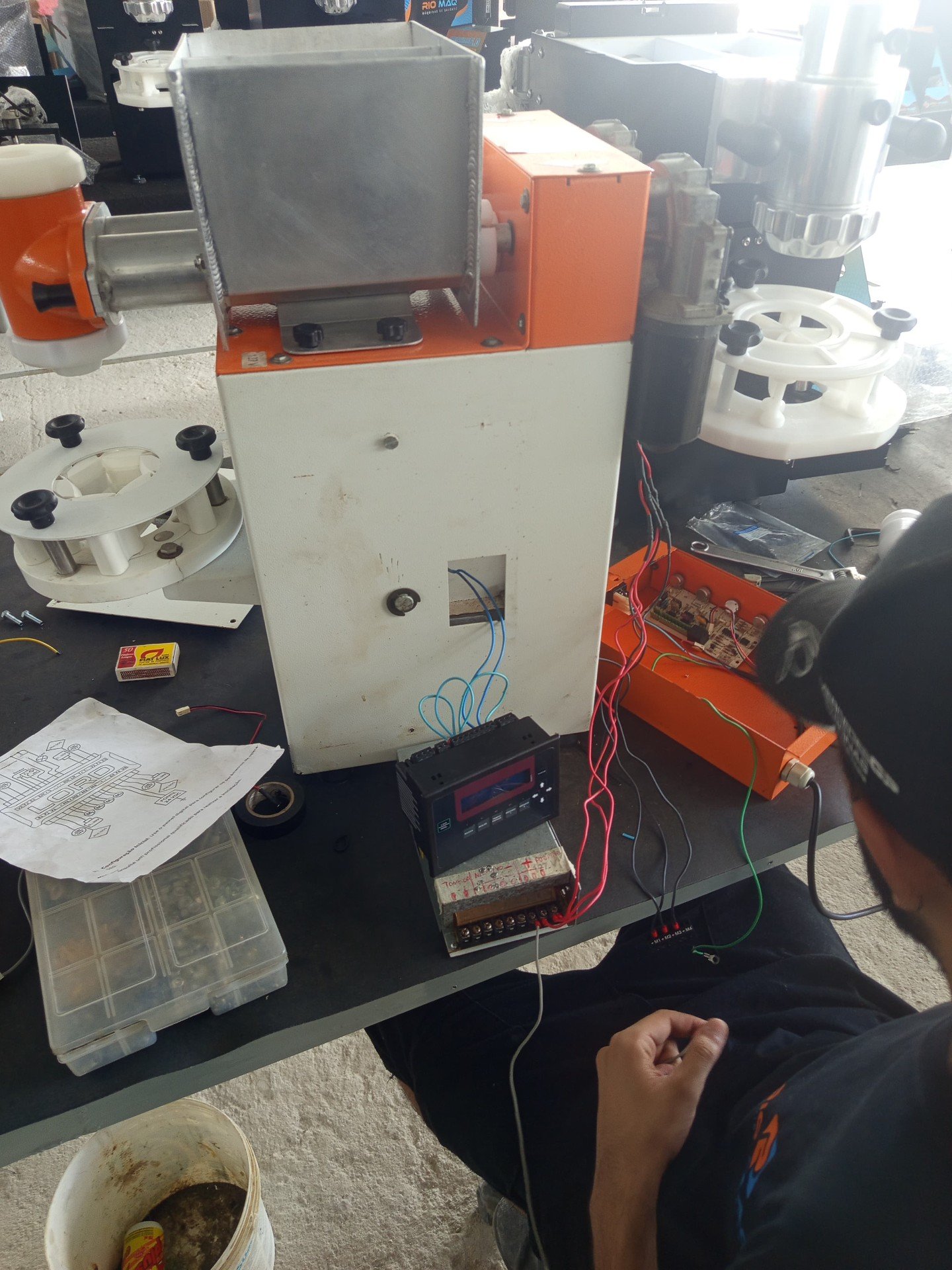 Equipe RIOMAQ montando máquina de salgados na oficina